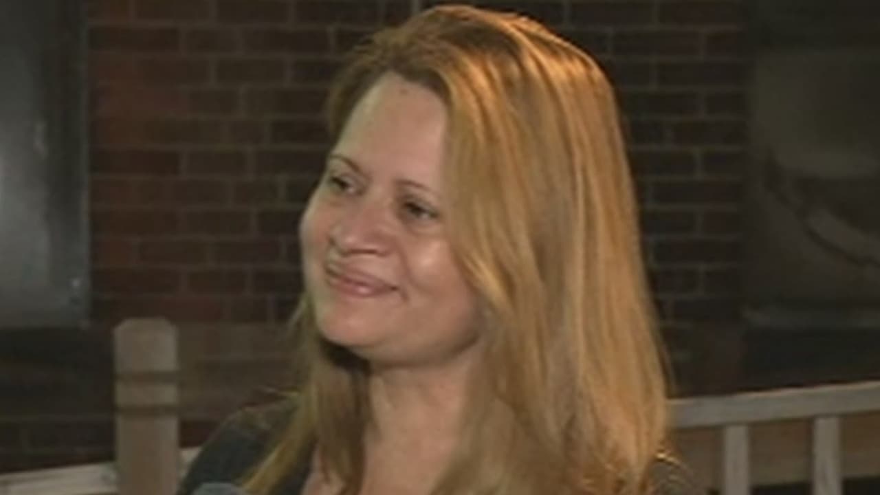 Madre guatemalteca sale de iglesia en la que se refugió en Connecticut para evitar la deportación