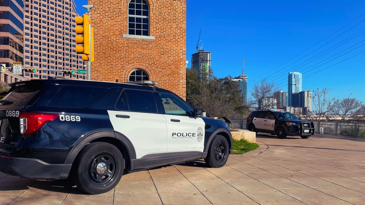 En una actualización posterior, la Policía expresó incertidumbre sobre 
<b>el tiempo que el cuerpo ha estado en el agua y si presenta alguna herida</b>. La identificación de la víctima aún no ha sido realizada, ya que la Unidad de Homicidios de la Policía de Austin 
<b>está trabajando activamente en el caso</b>.