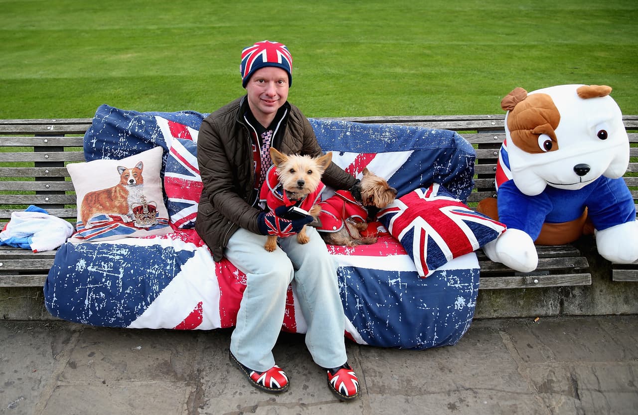 Algunos hasta durmieron en las calles para conseguir los mejores lugares y ver de cerca a la cumpleañera.