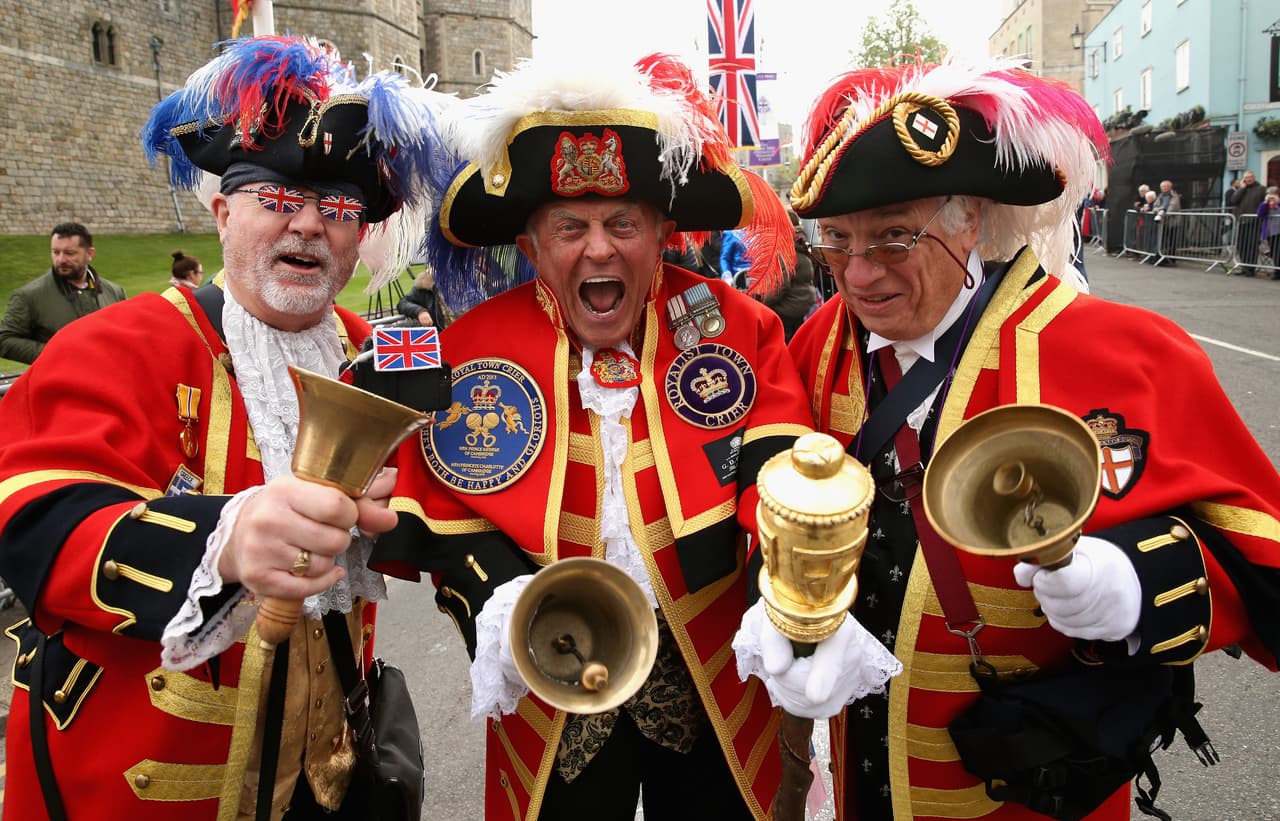 Con disfraces, flores y globos se armó la parranda en las calles.