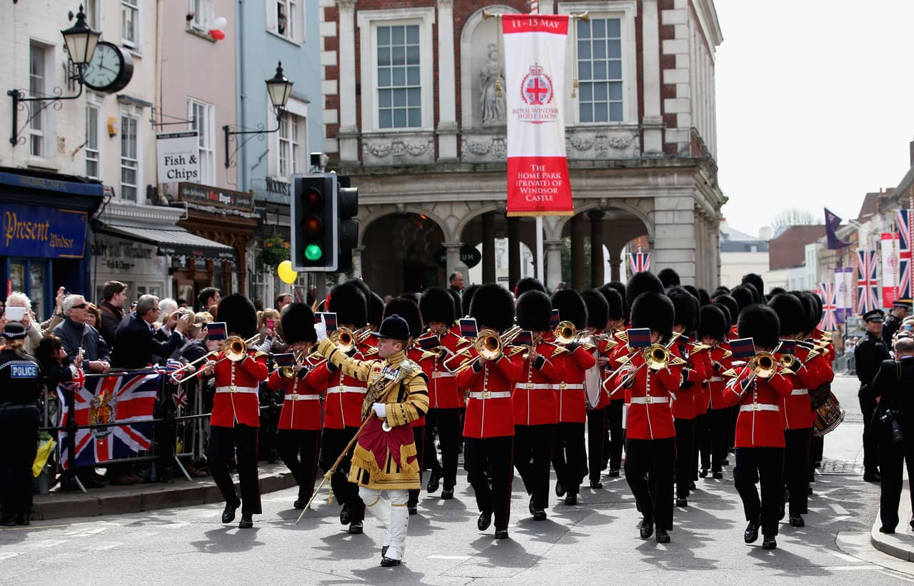 Así desfiló la guardia real inglesa antes del paso de la Reina.