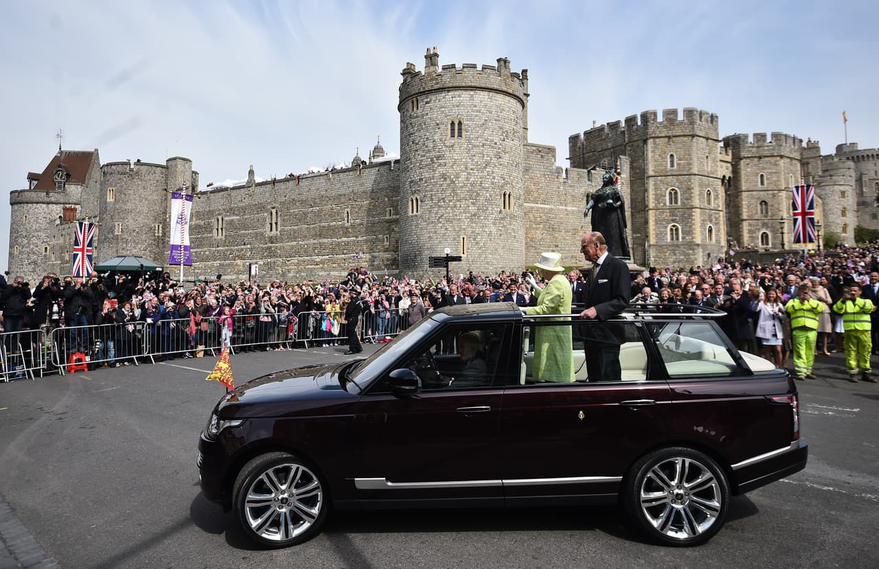 Salió a recorrer las calles de Windsor en compañía de Felipe de Edimburgo.