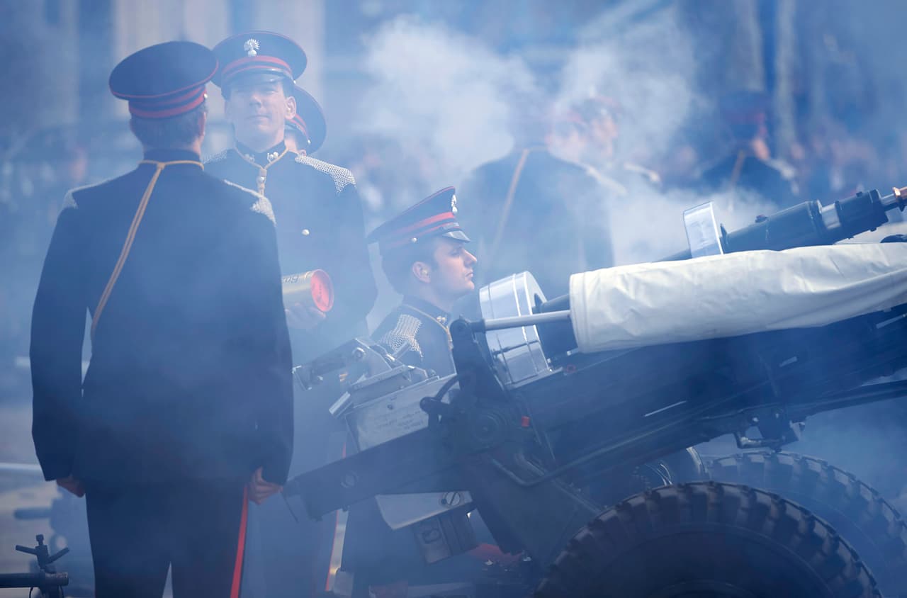 Con cañonazos rindieron honores a la monarca.