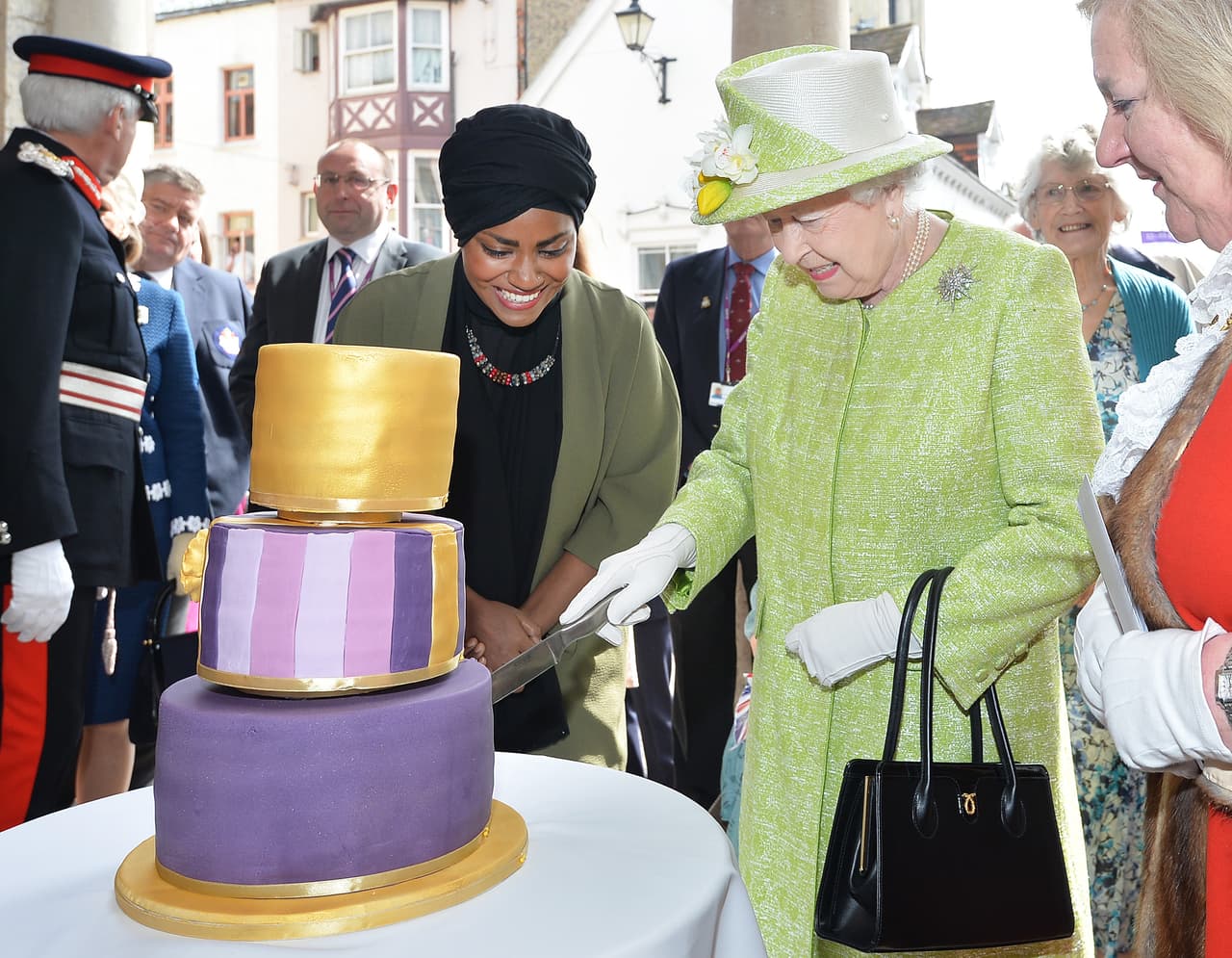 También recibió un hermoso partel de la famosa repostera Nadiya Hussain, ganadora del Great British Bake Off.