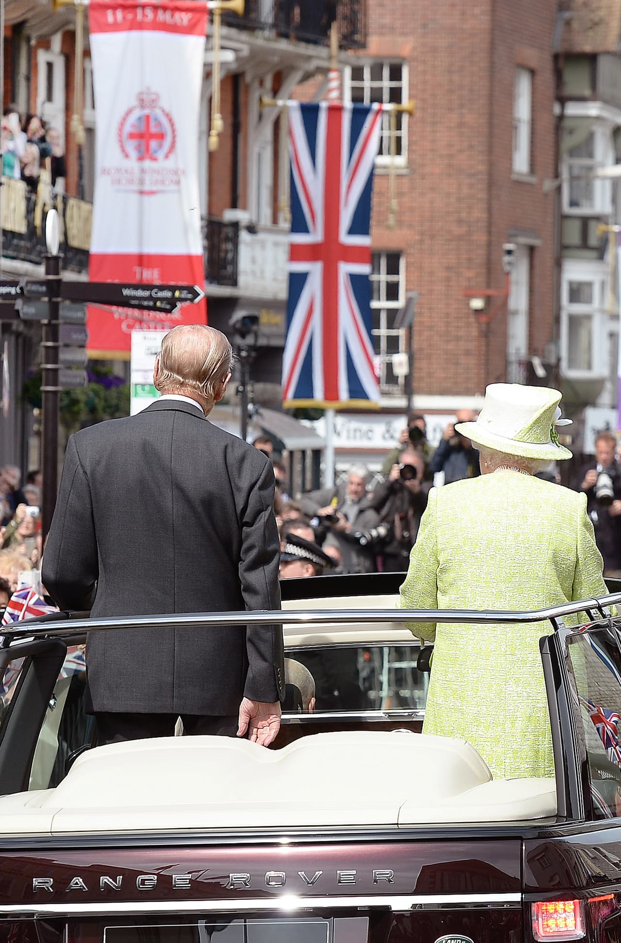 Comenzó el día de su cumpleaños saludando a su gente.