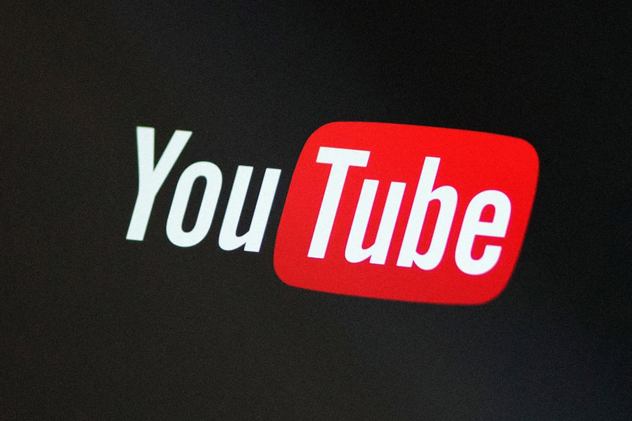<b>YouTube</b>
<br>
<br>Este servicio completa 694,000 horas de transmisión de videos por minuto en 2021. En 2019 unos 4.5 millones de videos eran reproducidos cada 60 segundos.
<br>
<br>La aplicación aporta importantes ganancias a Alphabet, la empresa que engloba las compañías derivadas de Google.
<br>