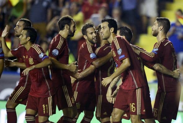 La Roja volvió a sonreír en una competición oficial al golear 5-1 a Macedonia en Valencia para comandar el tercer sector con tres puntos y una cómoda diferencia de más cuatro.