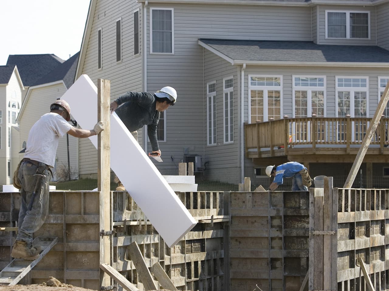 Posteriormente se lleva a cabo una conferencia una conferencia final con el empleador y/o el representante del empleador para discutir cualquier violación encontrada y cómo corregirla. Si se deben sueldo atrasados a los empleados, el investigador solicitará el pago de los sueldos.