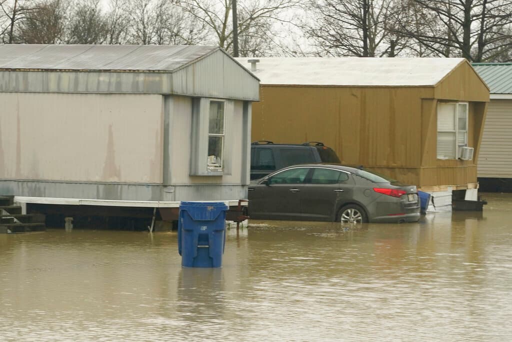 Mientras, en Ruseville, Mississippi, hay zonas inundadas por lluvias torrenciales que han caído como parte del mal tiempo que afecta por estos días a gran parte de Estados Unidos. Los pronósticos apuntan a que habrá temporales de nieve en zonas del Medio Oeste superior, y hielo y nieve desde los Apalaches centrales hacia el noreste.