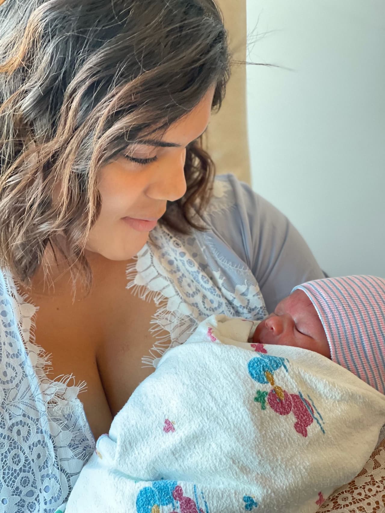 Con estas tiernas fotos, la ganadora de Nuestra Belleza Latina 2015 le da
<b><a href="https://www.univision.com/shows/despierta-america/francisca-conto-con-orgullo-que-gennaro-nacio-por-parto-natural-y-a-quien-se-parece-video" target="_blank">la bienvenida oficial a baby Gennaro</a></b>, presentándolo por fin a todo el mundo.