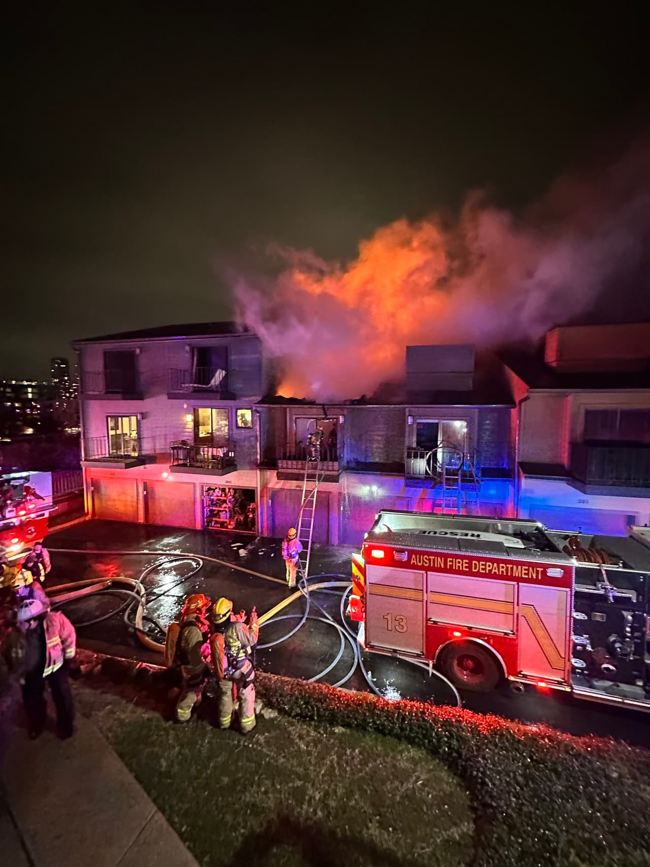 Según el oficial Andre De la Reza, del Departamento de Bomberos de Austin, tras una llamada al 911, rescatistas arribaron al edificio, cuyo techo estaba siendo consumido por el fuego.
