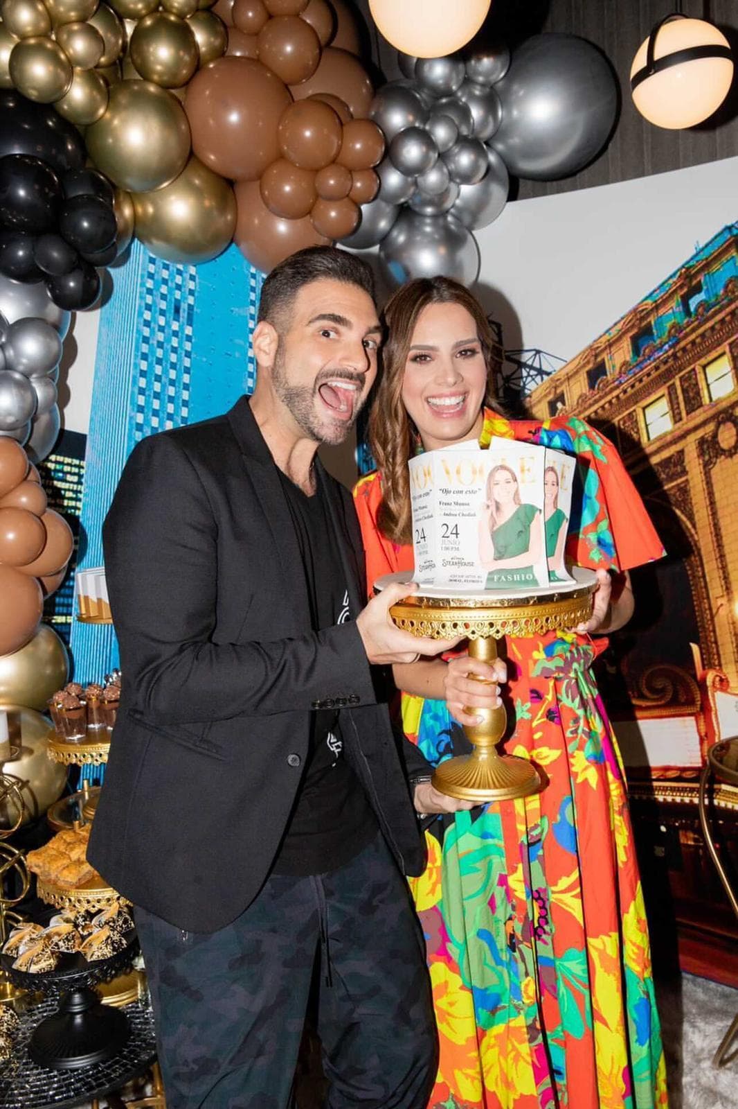 "Soy muy afortunada por tener unos compañeros de trabajo que admiro, quiero muchísimo y que me han acompañado en cada una de mis etapas y logros por estos últimos 11 años. ¡Gracias por siempre estar ahí!"