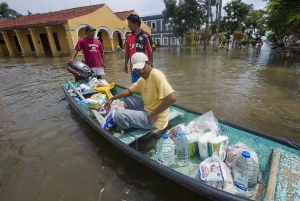 En otros estados del norte de Mexico, como Chihuaha y Tamaulipas, no es la lluvia la que afecta el festejo. Una decena de ciudades, que se cuentan entre las más golpeadas por el narcotráfico, ha suspendido parcialmente las ceremonias o las harán, en forma extraordinaria, a puerta cerrada.
