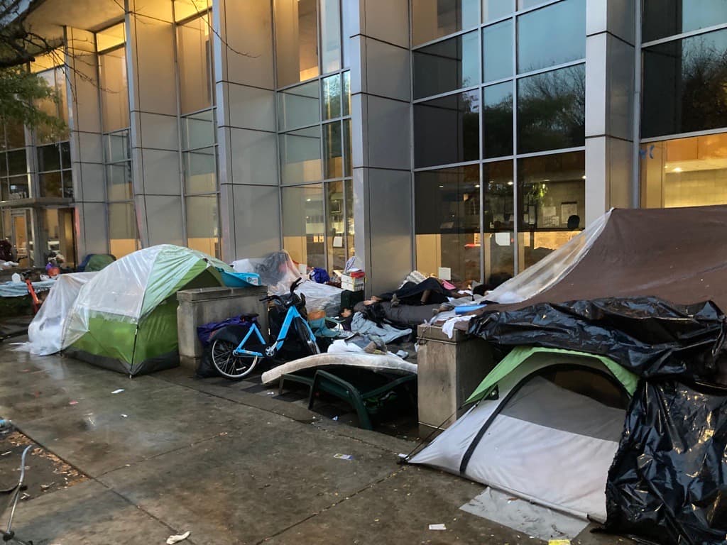 A través de donaciones, migrantes han recibido carpas y colchones para dormir.