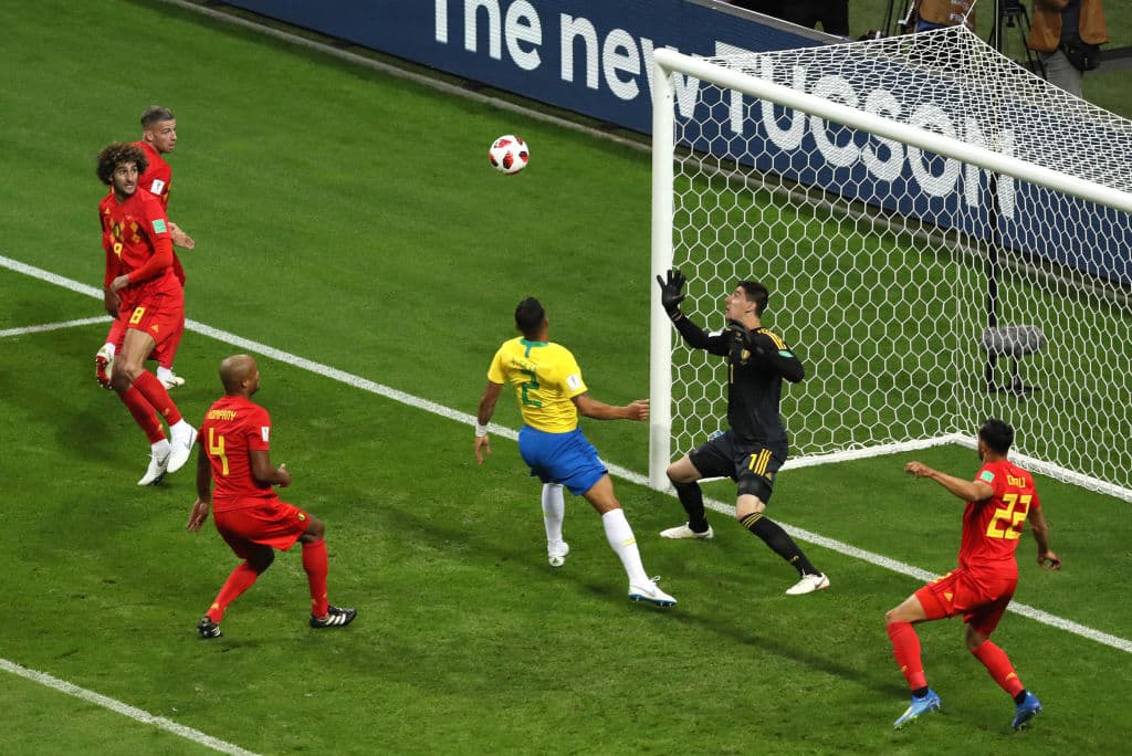 Y Brasil de inmediato comenzó a ejercer presión sobre el equipo belga. A los 8 minutos de partido Thiago Silva estrelló el balón en el poste de la cabaña belga. No alcanzó a conectar el balón.