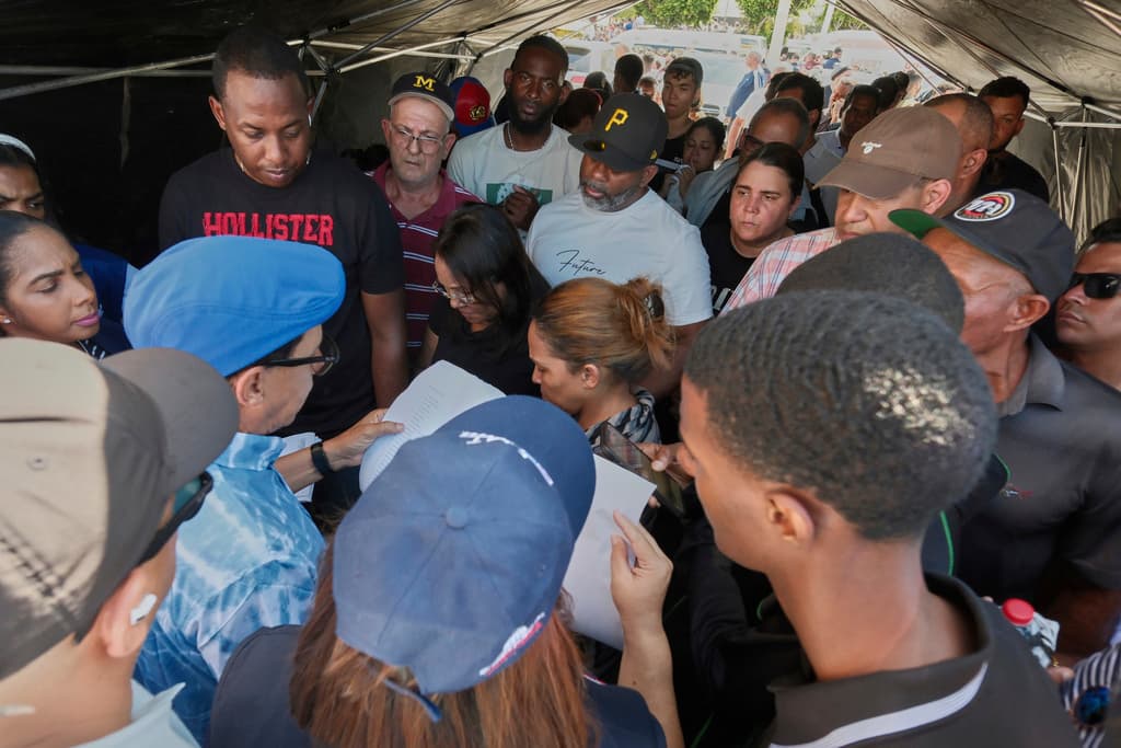 Constantemente, los equipos de seguridad y de rescate ofrecen información a los parientes de quienes disfrutaban en el Jet Set Club cuando ocurrió el colapso del techo, que algunos pensaron se trataba de un terremoto.