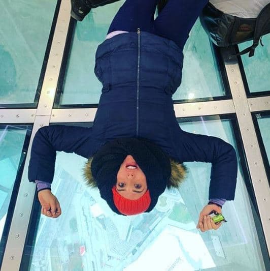 "[...] Mi mamá sufría de alcoholismo y [...] Dejé a un lado el juego y me dediqué a lo mejor a cuidar a mi hermana que le llevaba 7 años y a mi hermano Enrique, sí fue un poco difícil y no, porque hoy lo veo y digo: gracias a todo lo que he vivido y a lo que me tocó con mi madre, puedo decir quién soy [...]", explicó Monroe.