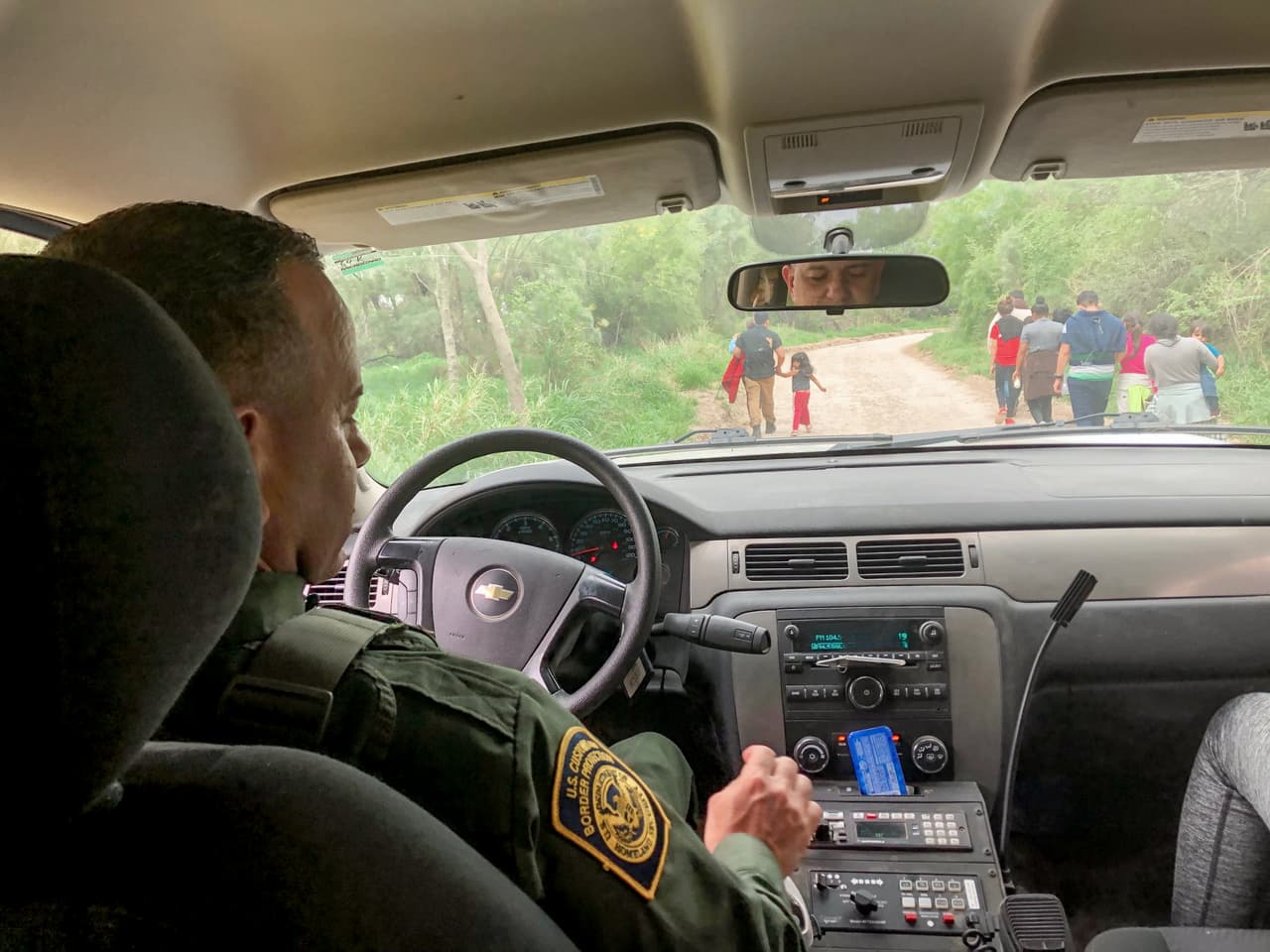 A lo largo de todo el día no paran de llegar adultos acompañados de niños a esta zona conocida como Rincon Landing, cerca de la ciudad de McAllen. "En su país de origen les dicen que es mucho más fácil cruzar la frontera y poder ser quizás liberados por la Patrulla Fronteriza si vienen con un niño o menor”, asegura el agente Ruiz.
