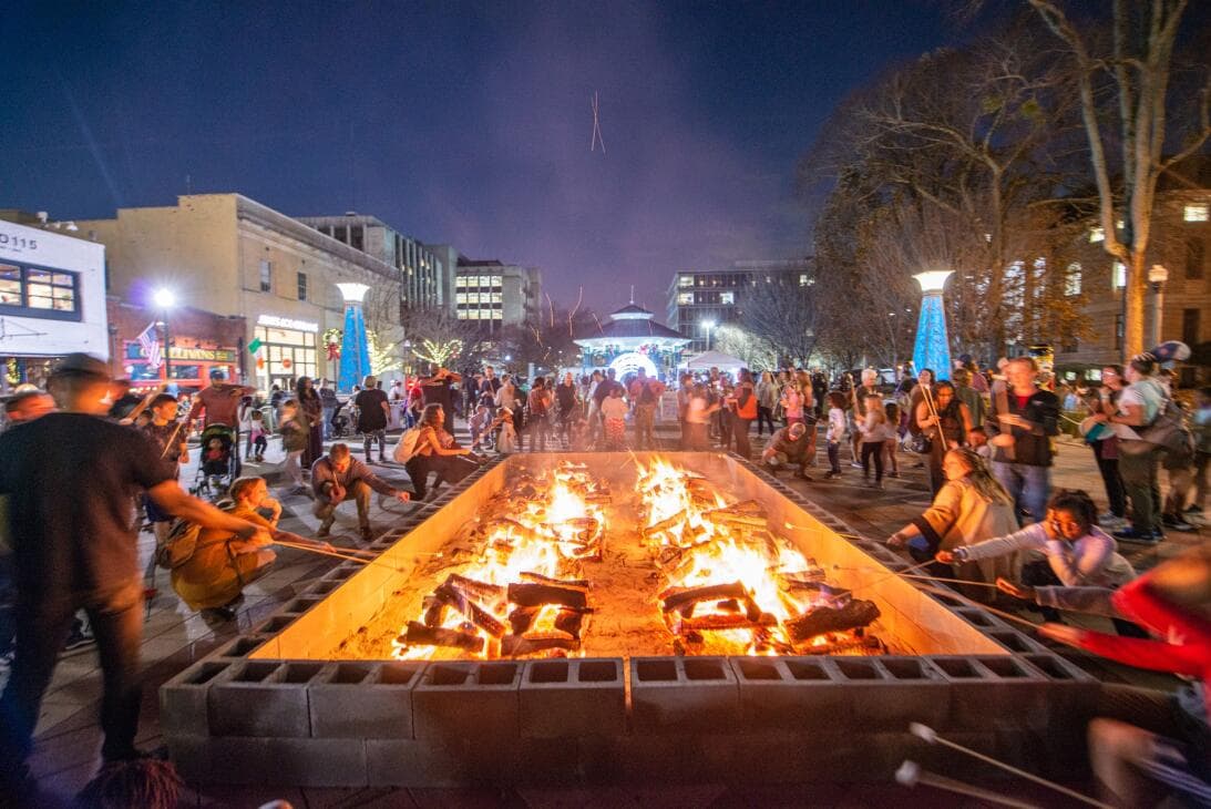 Si lo tuyo es algo más urbano, entonces viaja a 
<b><a href="https://www.univision.com/local/atlanta-wuvg/visita-mejores-destinos-durante-el-invierno-en-georgia-fotos">Decatur</a></b>, en las afueras del este de Atlanta y que es un lugar vibrante y moderno para explorar. A diferencia del centro de Atlanta, acá los visitantes pueden experimentar gran parte de la cultura que hace que la capital de Georgia sea tan interesante, mientras pueden navegar un poco más fácilmente. Y si eres un aficionado a la comida, Decatur será una especie de paraíso, con su lista de locales internacionales, locales, saludables y golosos.