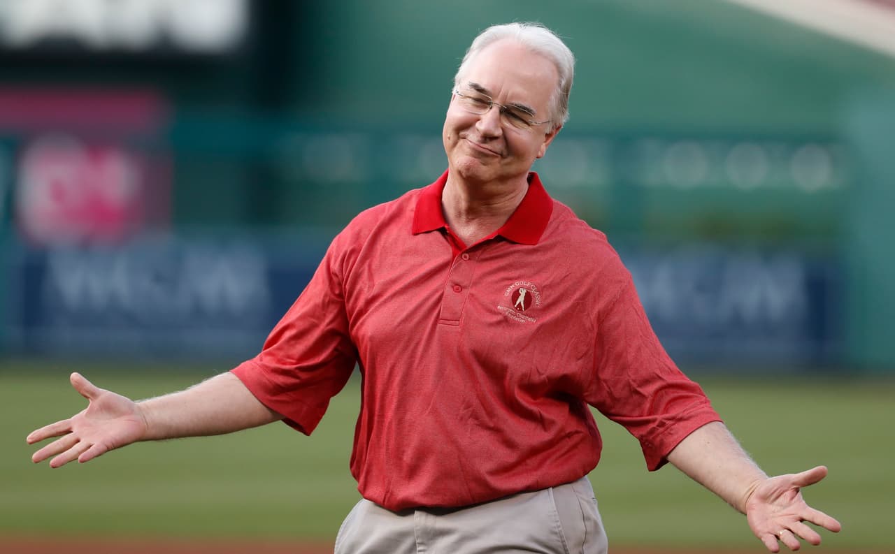 <b>Descubierto.</b> El 29 de septiembre
<b><a href="https://www.univision.com/noticias/politica/renuncia-el-secretario-de-salud-por-usar-vuelos-privados-con-dinero-publico"> renunció el secretario de Salud, Tom Price, </a></b>por usar vuelos privados con dinero público, luego de que una investigación periodística revelara el caso. El funcionario presentó su dimisión y el presidente Trump la aceptó.