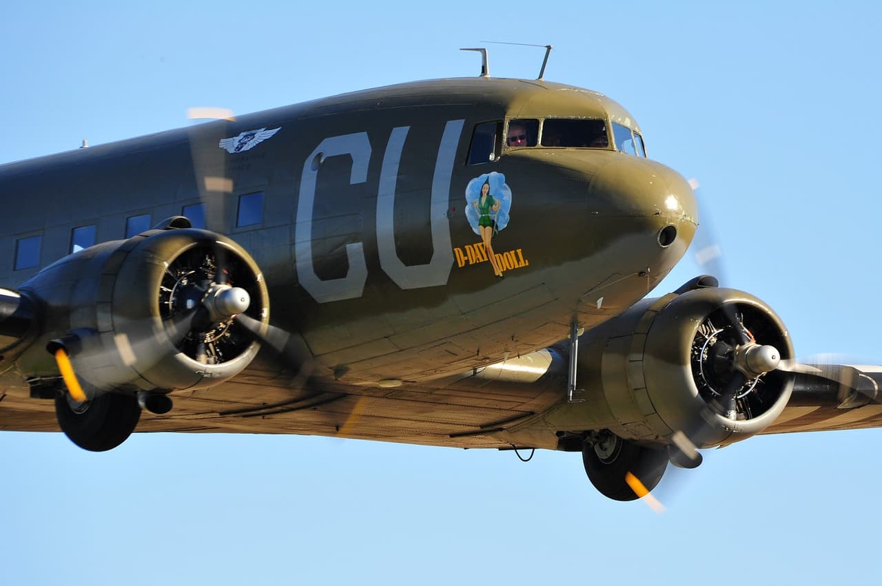 El desfile de este lunes fue liderado por Air Force Inland Empire Wing’s C-53D llamada D-Day Doll.
