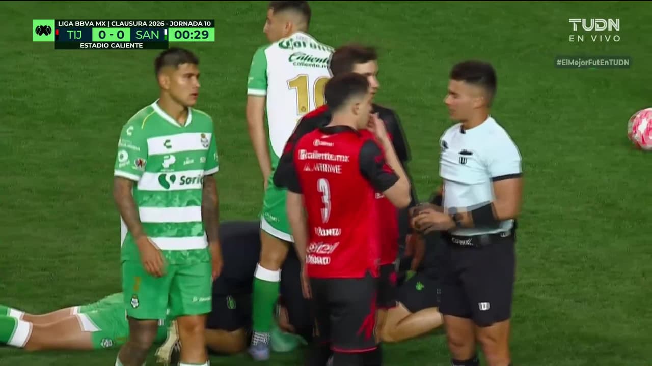 ¡Brutal choque de cabezas! Ni 15 segundos pasaron y el juego se detiene tras tremendo impacto