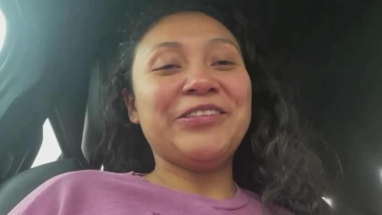 Hispana es liberada de cárcel tras arresto por proceso migratorio: se reencuentra con sus cuatro hijos