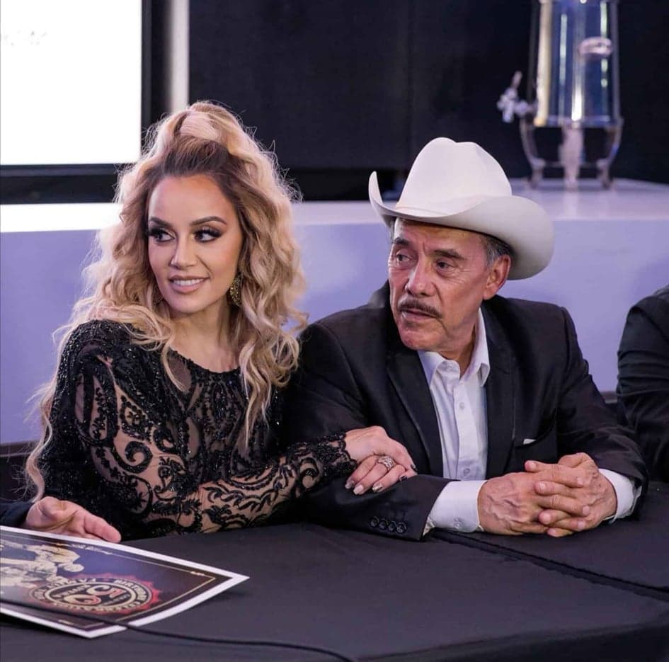 "Hasta que vino Rosie, 
<b><a href="https://www.univision.com/famosos/la-hija-de-rosie-rivera-tambien-canta-y-a-sus-16-anos-deslumbra-con-su-voz-en-este-video-video" target="_blank">ella me llevó</a></b> al departamento de emergencias y me atendieron inmediatamente. Gracias a Dios hasta me hicieron un exámen médico", contó el cantautor.
