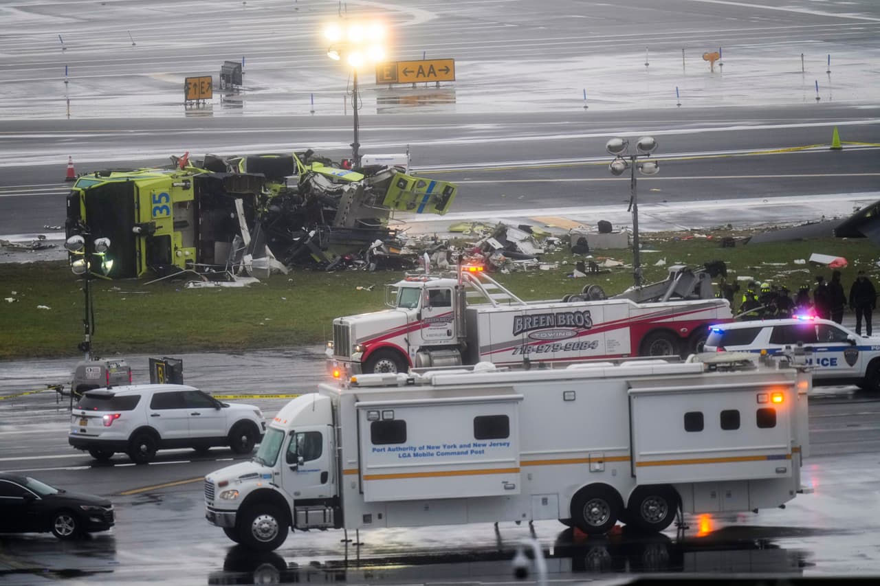 Así quedó el camión contra el que chocó el avión de Air Canada Express, el 22 de marzo de 2026.
