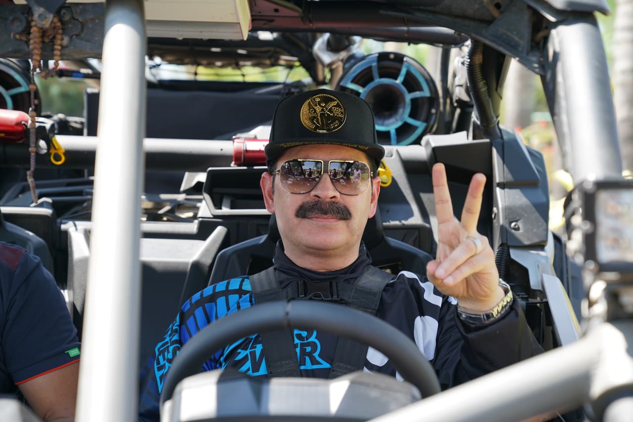 El saludo del 'Tucán mayor' Mario Quintero, satisfecho con la experiencia de haber corrido un 'racer' a toda velocidad y sorteando todo tipo de obstáculos durante el camino.