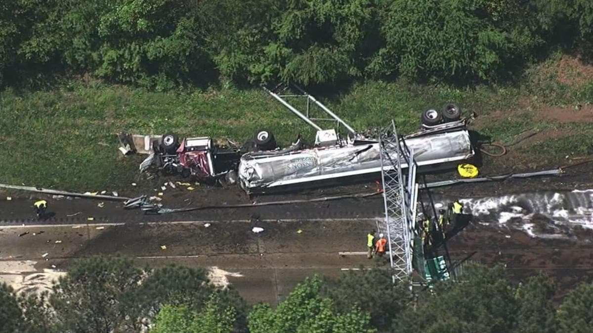 El accidente hizo que el camión cisterna derramara el combustible que transportaba por toda la carretera, dijeron las autoridades.