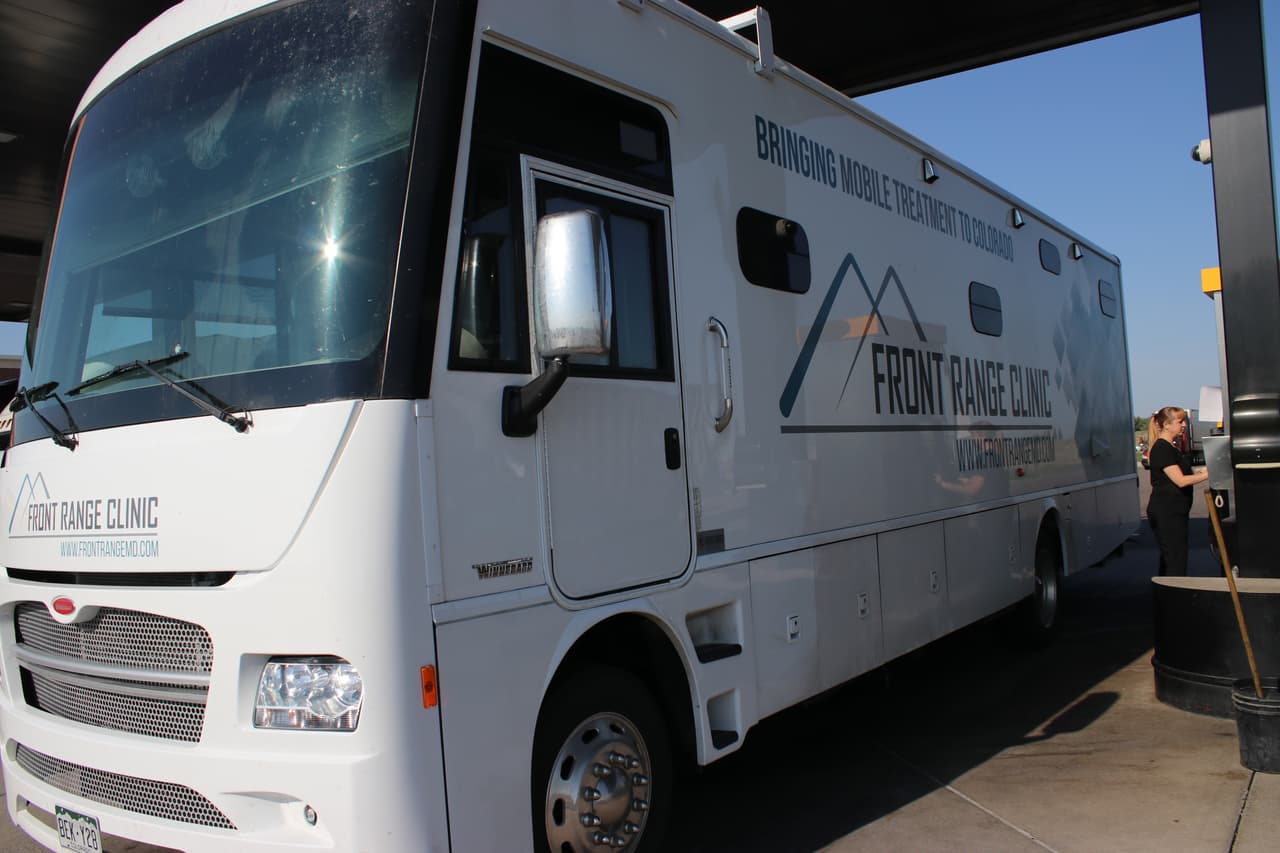 Colorado envía clínicas móviles de tratamiento de adicciones a ciudades remotas marginadas y utiliza la telesalud para conectar a los pacientes con los médicos. Incluso cuando las clínicas de adicción tradicionales han cerrado o dejado de recibir nuevos pacientes durante la pandemia, la flota de clínicas de seis ruedas ha continuado operando.