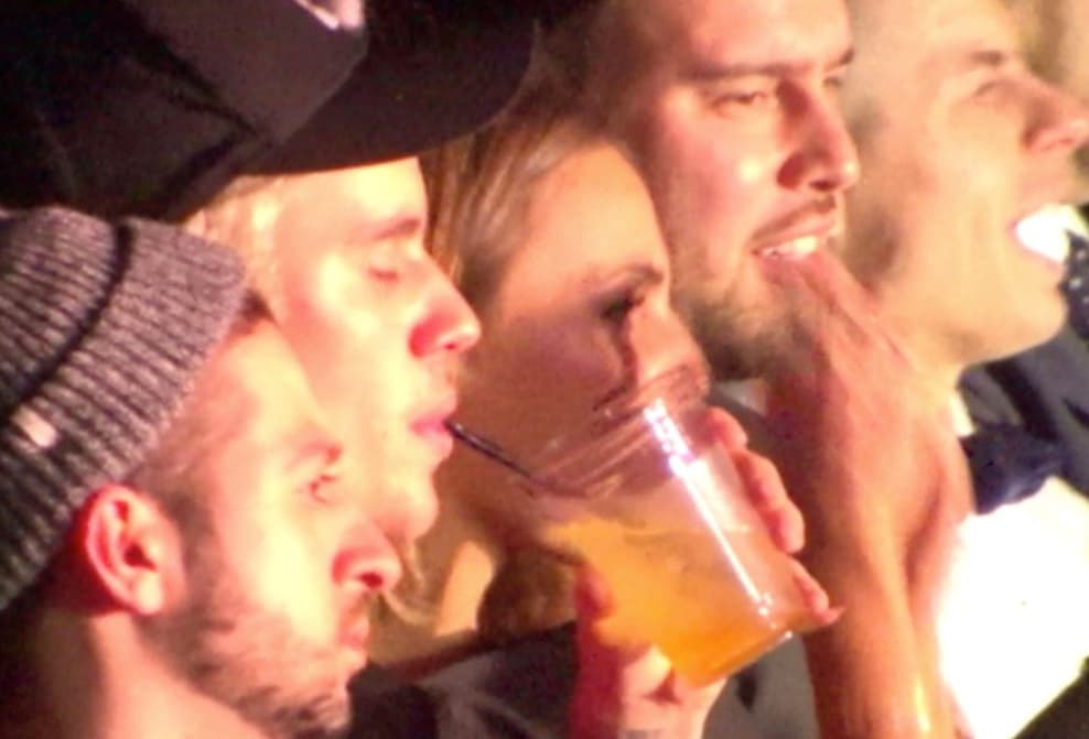 El ídolo pop la pasó genial con sus amigos, y hasta tomando algo, ¿sería alcohol?