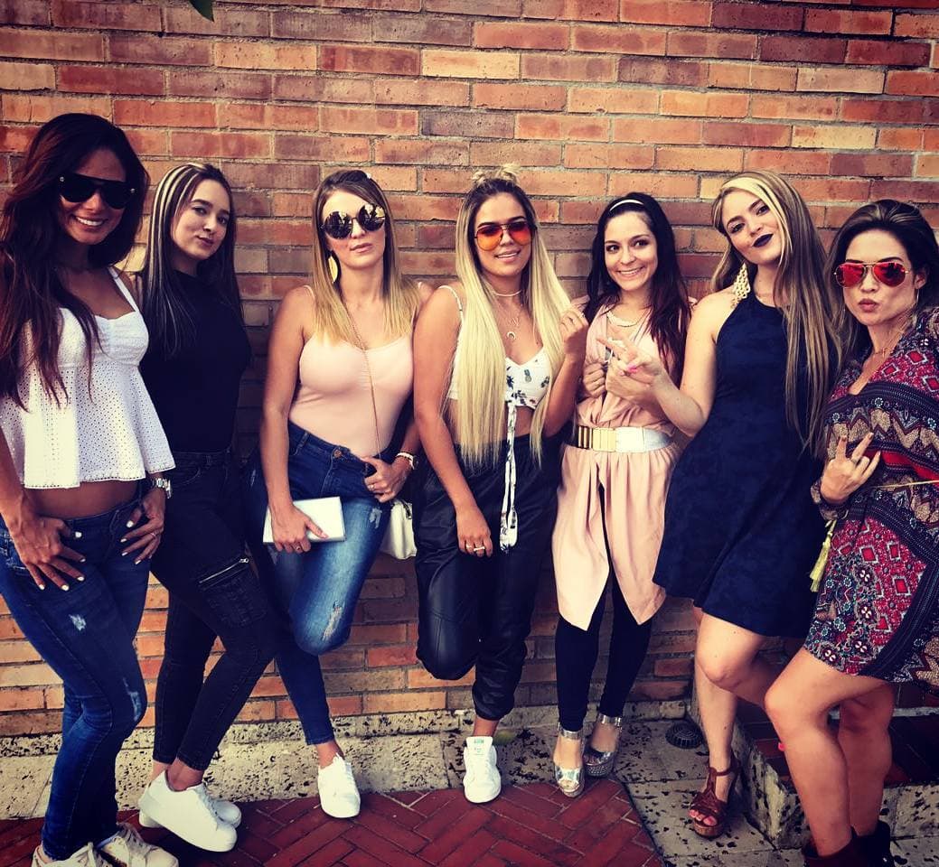 En varias entrevistas, Katherine se ha expresado maravillosamente de su padre y ha confesado que con sus medias hermanas Verónica y Jessica tiene muy buena comunicación, pero con Karol G casi no, aunque reconoce sentir una gran admiración hacia ella.