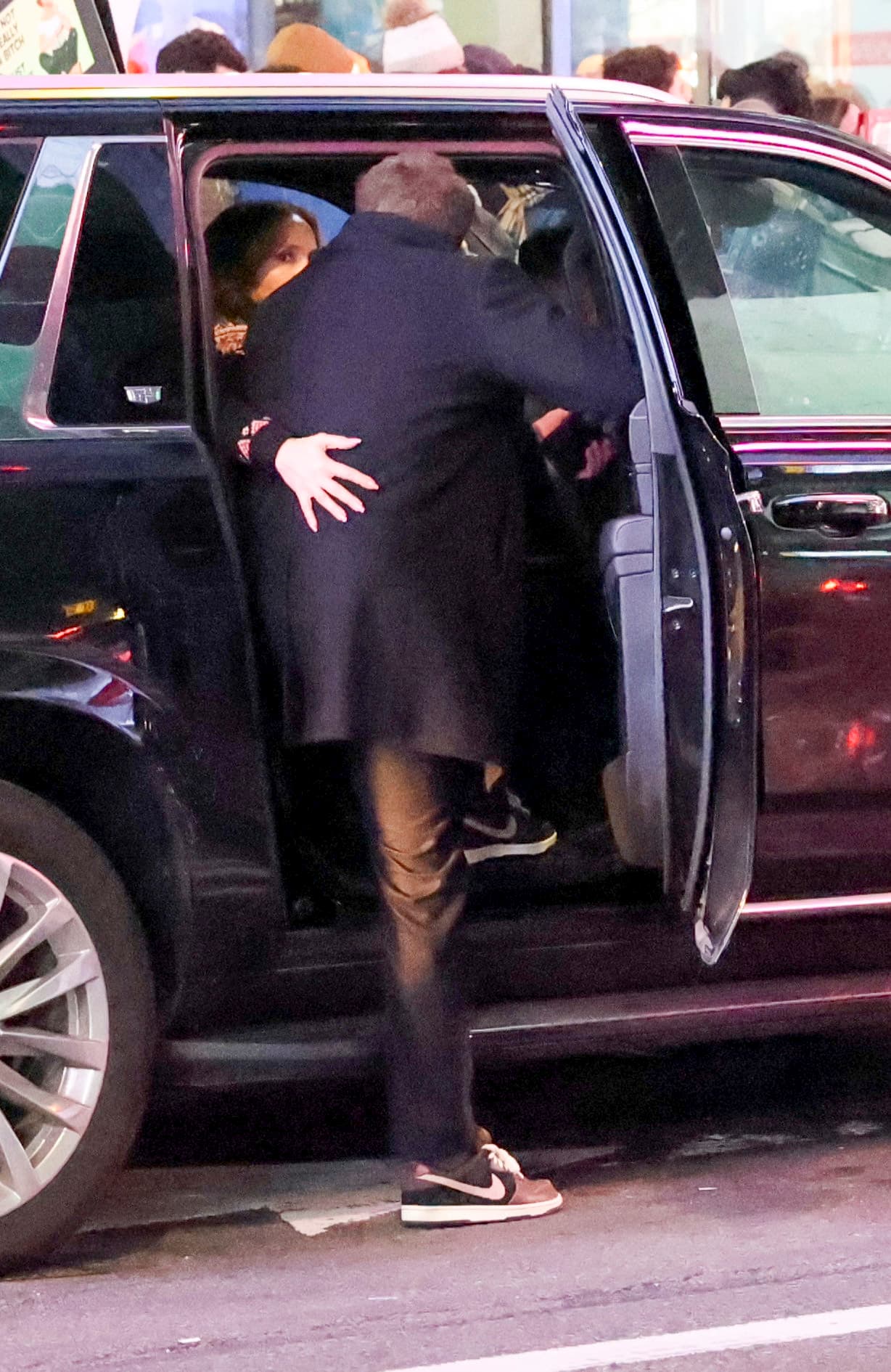 En el trayecto de regreso, Ben hizo una parada en un restaurante de comida rápida. El también productor no la molestó y ella lo esperó en el auto.