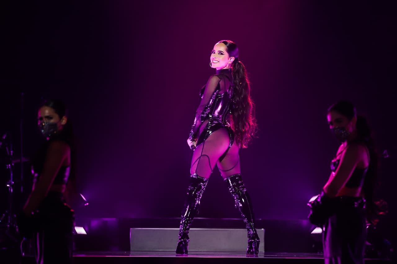 La intérprete californiana de 24 años cantó cuatro temas: 'Becky from the block', 'Shower', 'Mayores' y 'Sin pijama'.