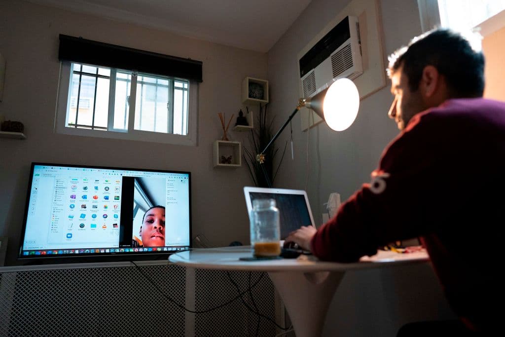 Les ayudo "hasta las 8 de la noche": maestros se adaptan a las necesidades de sus alumnos debido al coronavirus