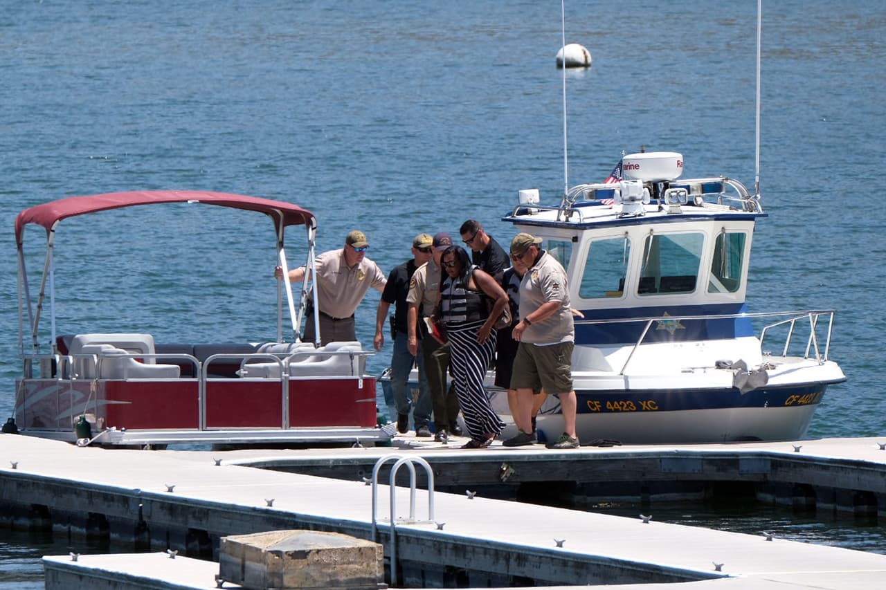 El sargento de la oficina del sheriff, Kevin Donoghue, explicó que encontrar el cuerpo poco tiempo después de la visita de sus compañeros.
<br>