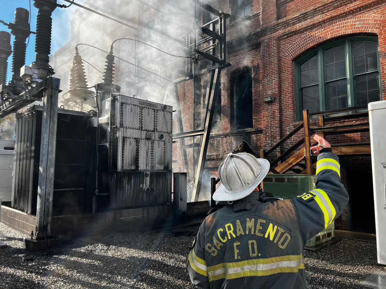 Bomberos evacuaron a 300 personas de edificios tras largo apagón provocado por incendio