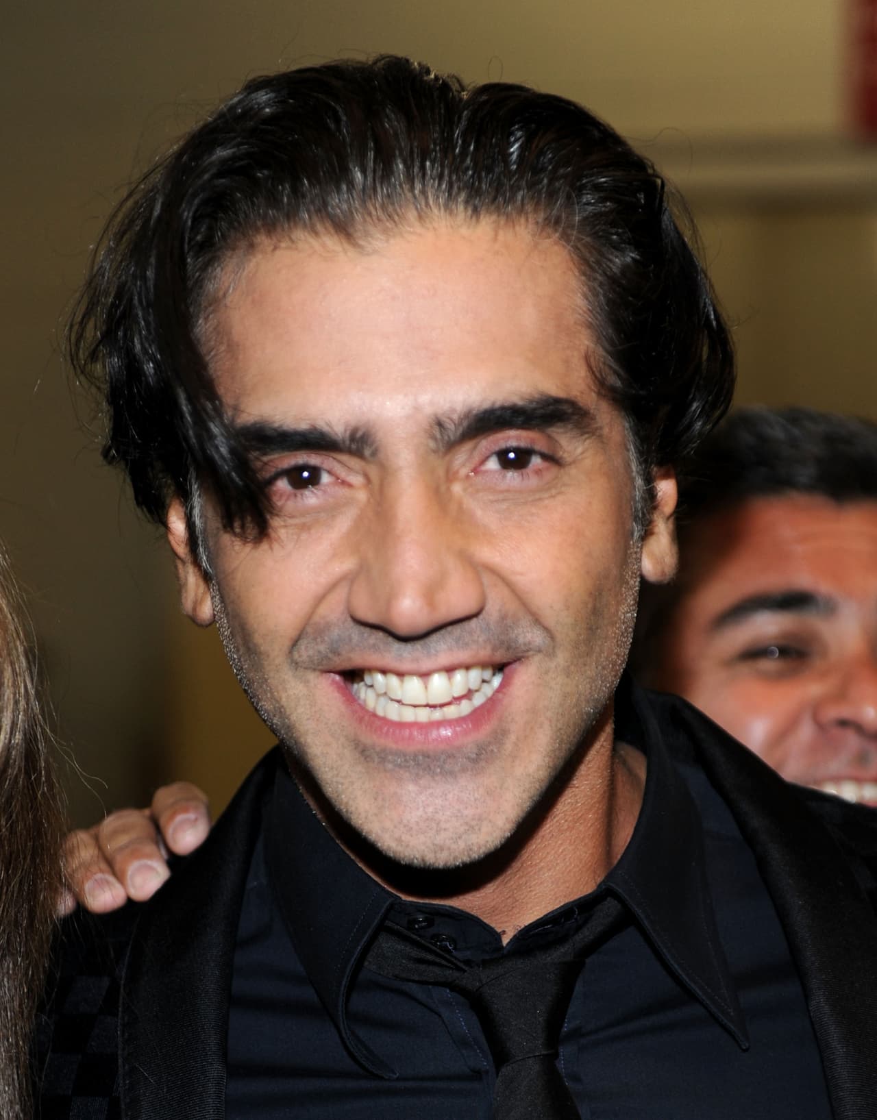 Sus atuendos siempre han sido formales y un poco discretos, pero su larga cabellera siempre lo ha caracterizado.