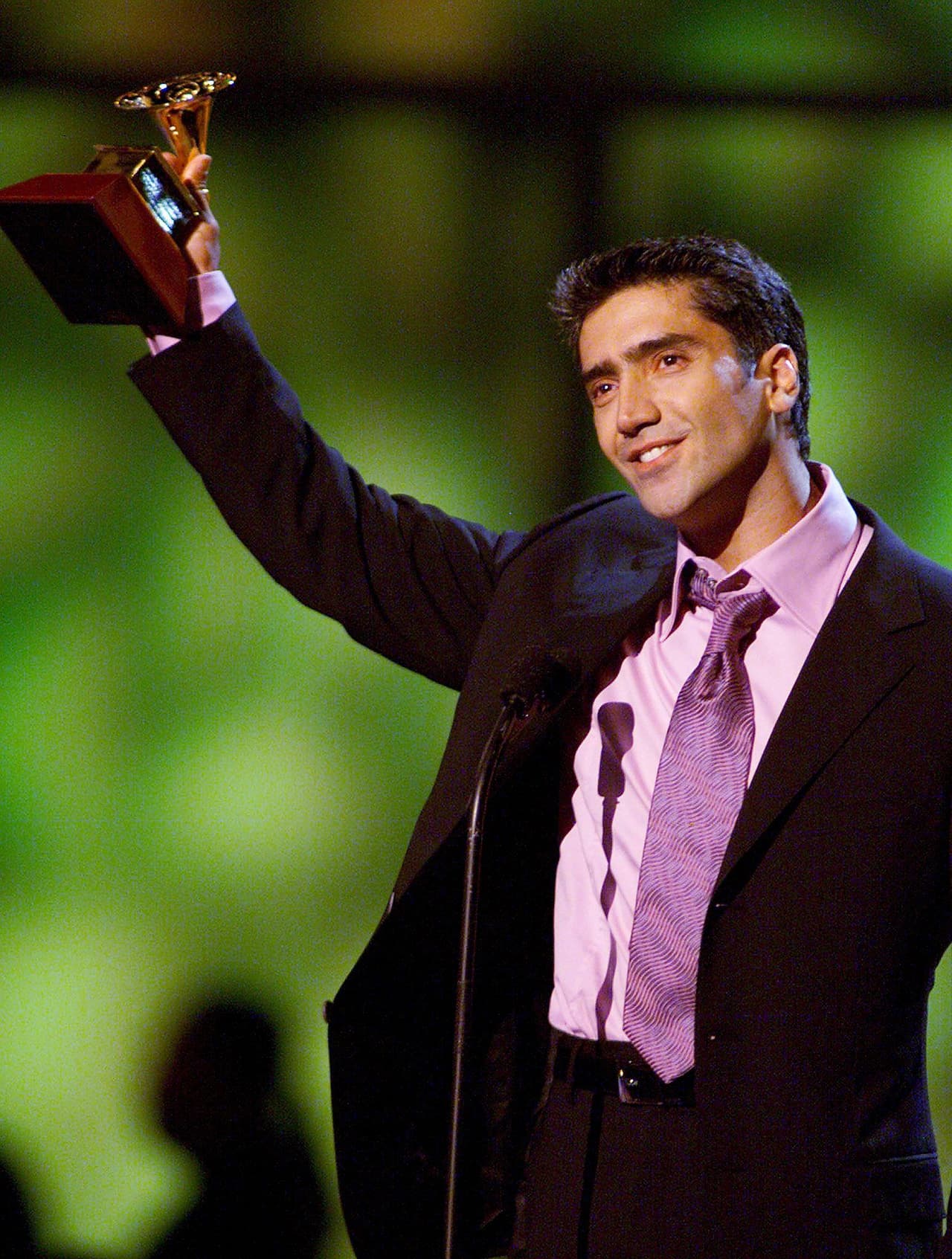 En el año 2000 Alejandro Fernández era otro, prefería peinar su cabello de esta manera, pero nunca se quitaba el traje y la corbata.