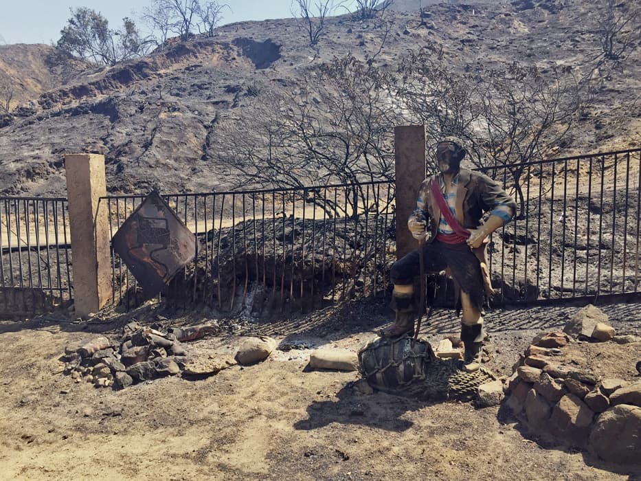 Autoridades en el sur de California continúan sus labores para sofocar las llamas del incendio forestal 'Sand Fire', que arde en la zona de Santa Clarita desde el pasado viernes.