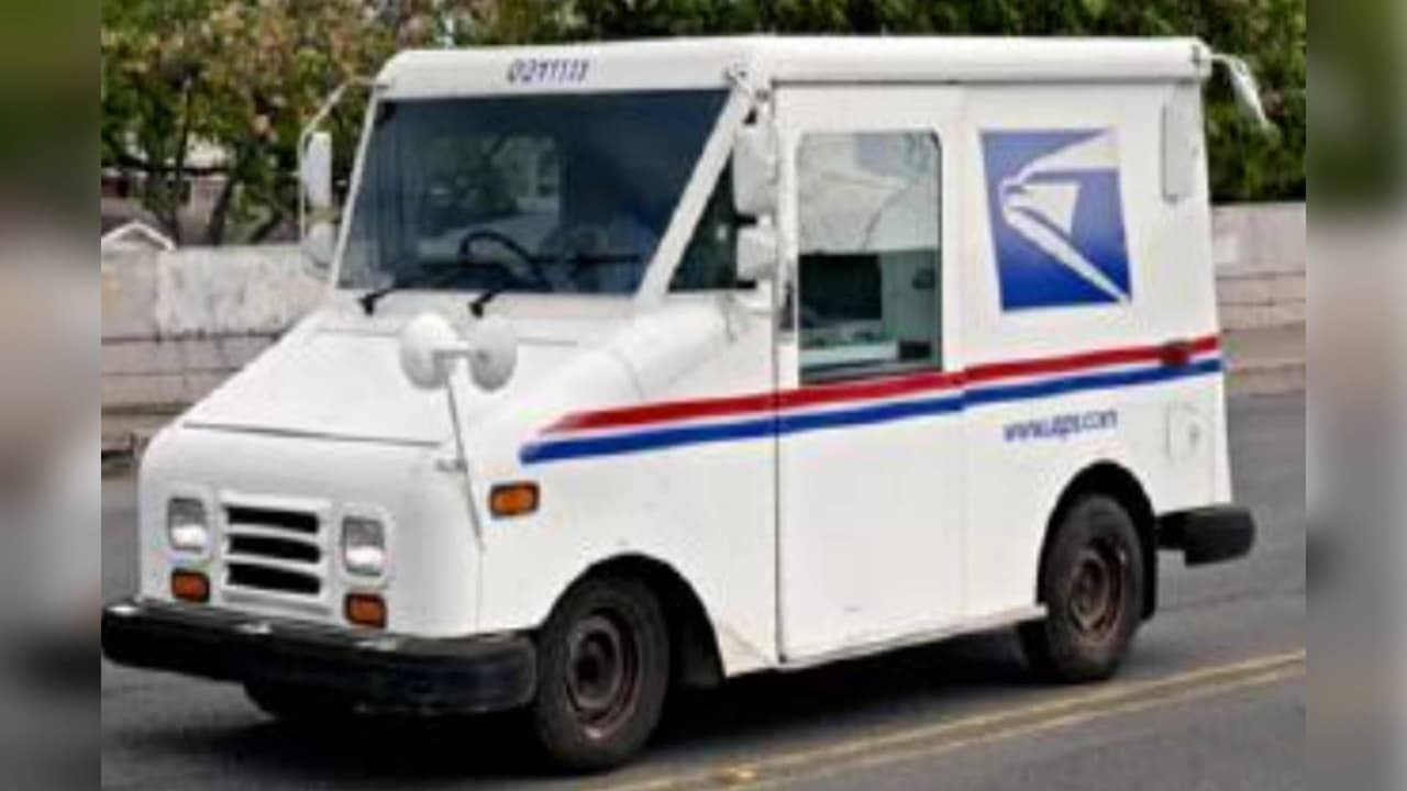 Ofrecen $10,000 por información que lleve a los responsables de robar un vehículo de la oficina del correo postal en Yuma