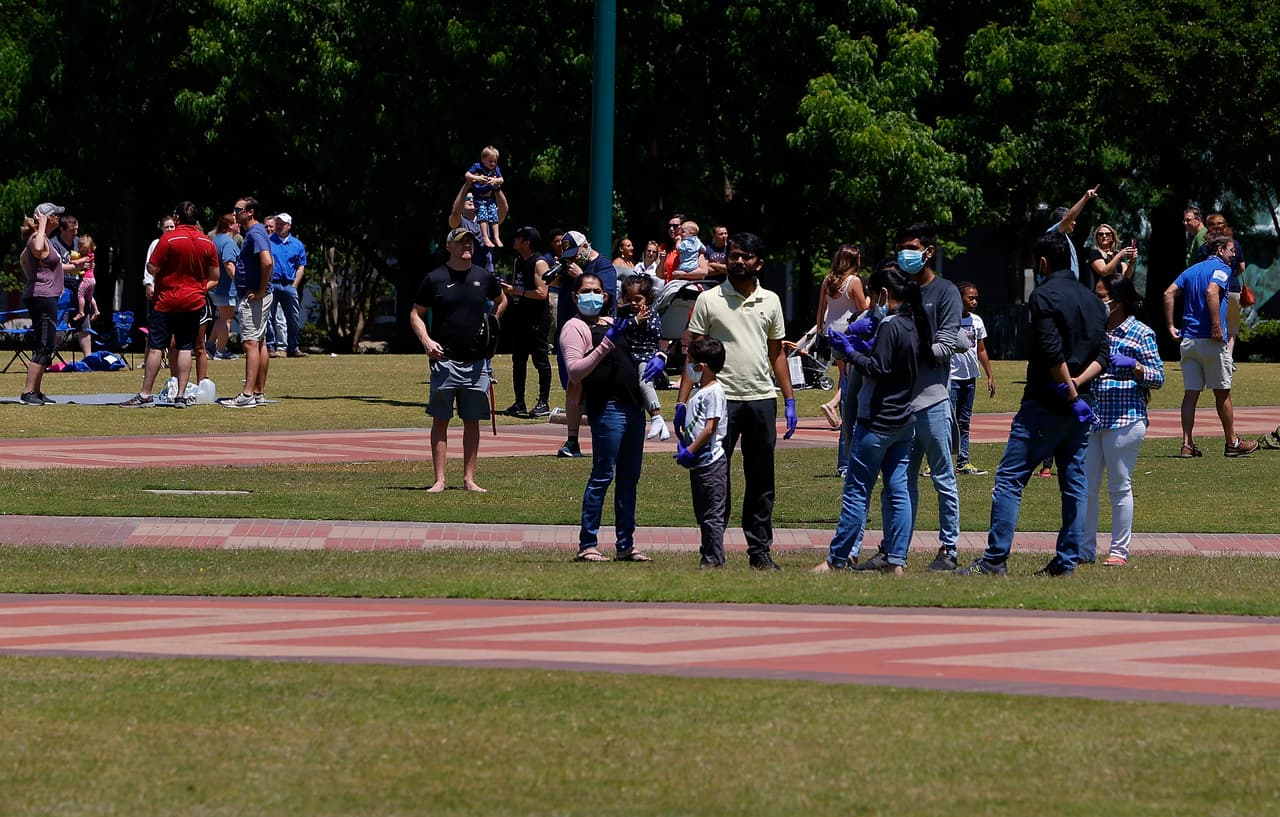 Este fin de semana, los georgianos también acudieron a parques públicos. Por ejemplo, muchos se reunieron este 2 de mayo en el Centennial Olympic Park para observar un espectáculo aéreo para honrar a los trabajadores de primera línea de Atlanta COVID-19 durante la pandemia de coronavirus. 
<br>