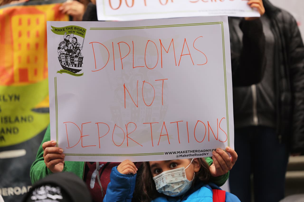 Jóvenes estudiantes de Nueva York, junto a activistas de Urban Youth Collaborative y senadores locales, pidieron a la gobernadora Kathy Hochul que apruebe el acta ‘Solution Not Suspensions’.
<br>