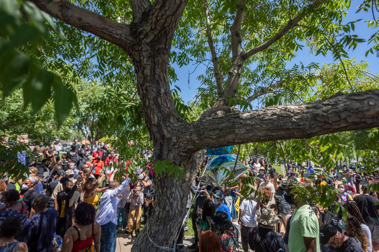 Varias personas que participaron en la conferencia de prensa de este viernes cuestionaron el reporte de las autoridades y aseguran que el hombre fue víctima de un linchamiento. Una de las personas preguntó durante la conferencia de prensa que fue transmitida en
<a href="https://www.facebook.com/CityofPalmdale/videos/2626628357559412/" target="_blank">Facebook</a>
<b>"¿cómo determinan que fue un homicidio o un suicidio si no tienen respuestas, sin investigación?". </b>