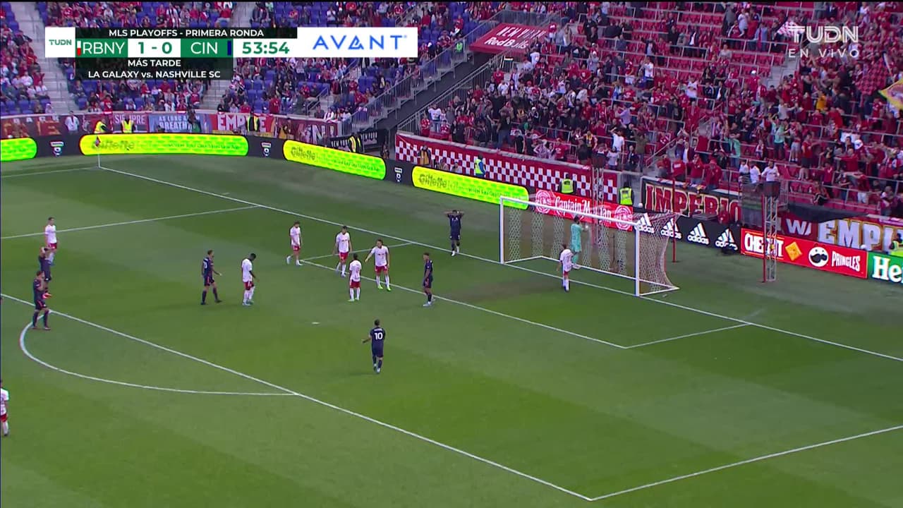 ¡TIRO ATAJADO! disparo por Brenner.