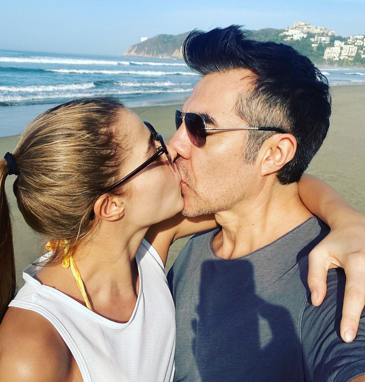 Con un jardín repleto de velas y un letrero de luces, Adrián Uribe decidió pedirle matrimonio a, su entonces novia, Thuany Martins. Ellos fueron de los famosos que se comprometieron durante la pandemia.