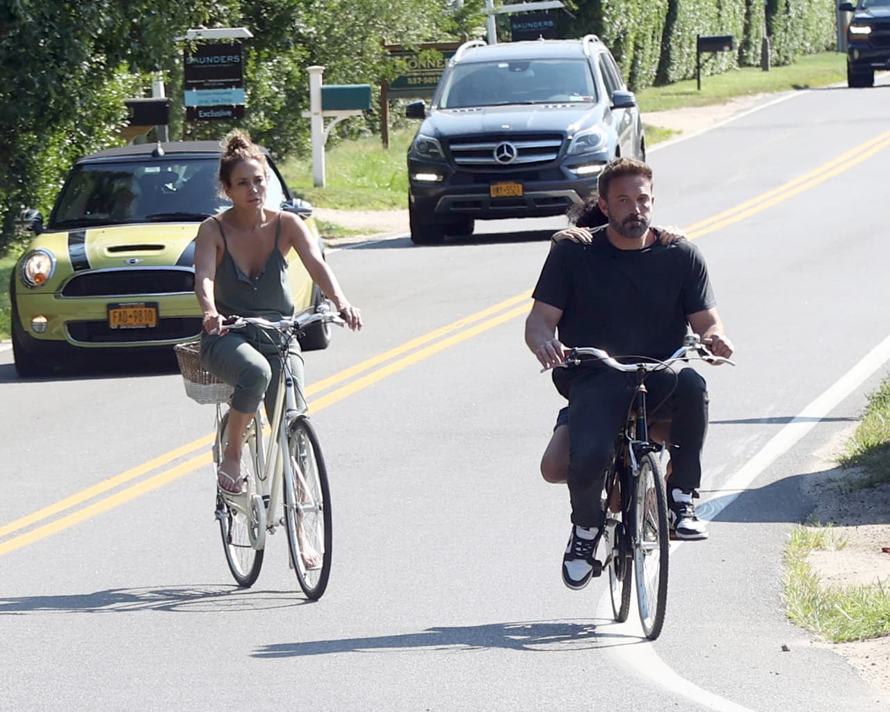 Por lo que el actor la llevó en la rejilla trasera, mientras que la adolescente se sostenía de los hombres de su padrastro.
<br>