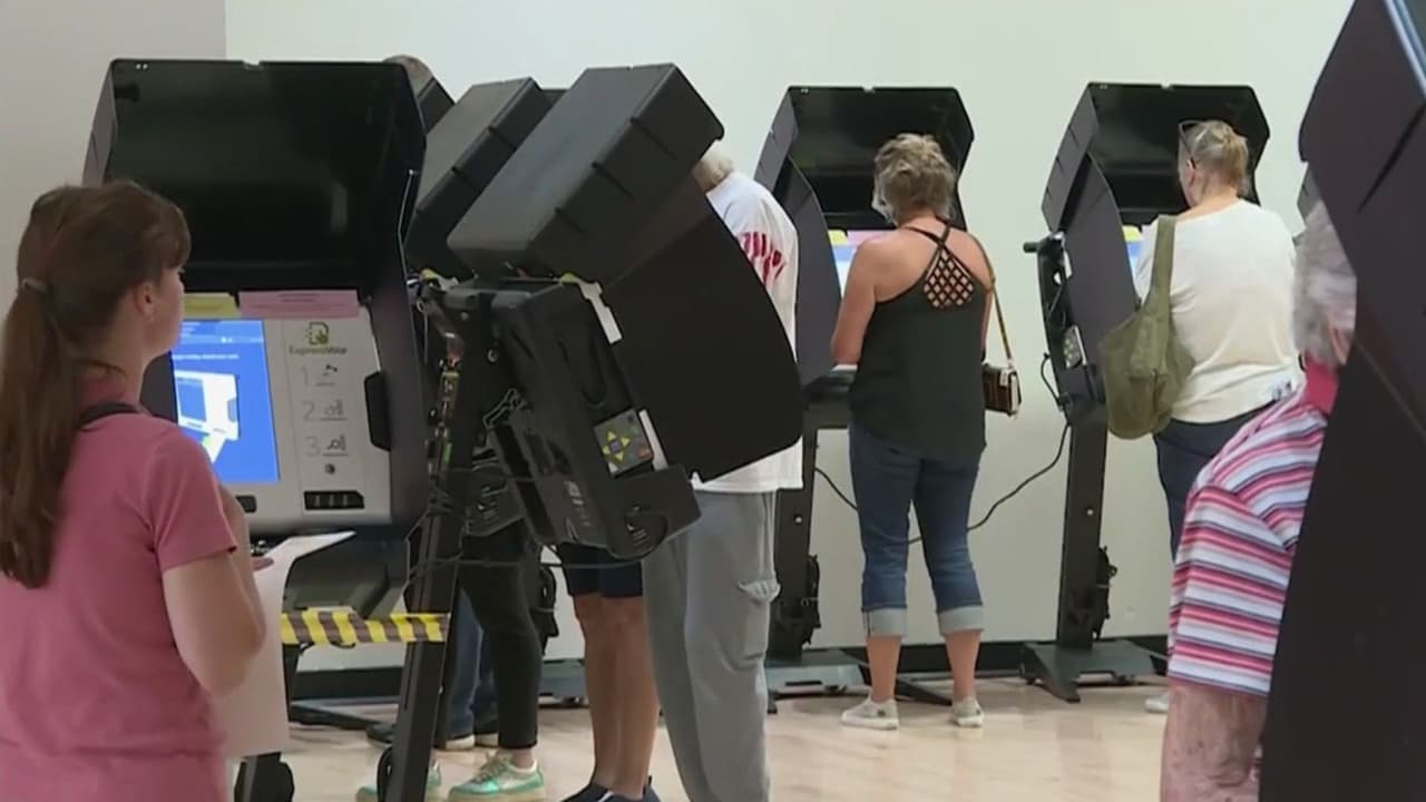 Con música, así es como jóvenes impulsan el voto anticipado afuera de un súper centro electoral en Chicago